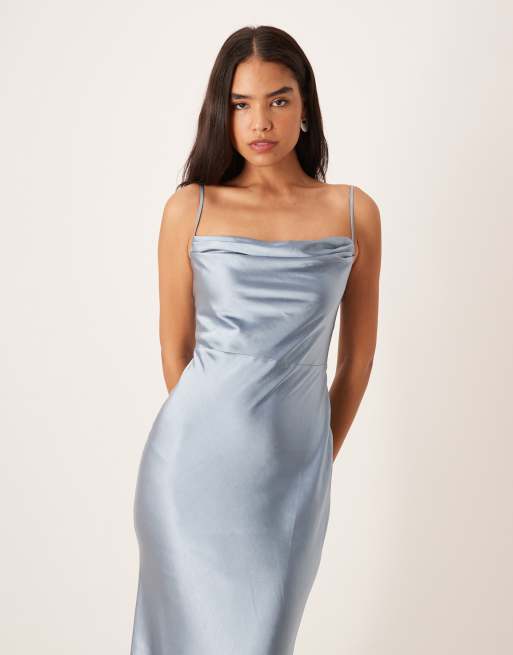 Pretty Lavish - Keisha - L'invitée - Robe longue en satin avec col bénitier - Bleu clair, 2 de 4