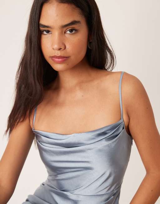 Pretty Lavish - Keisha - L'invitée - Robe longue en satin avec col bénitier - Bleu clair, 3 de 4