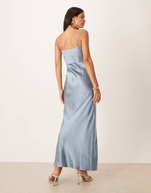 Pretty Lavish - Keisha - L'invitée - Robe longue en satin avec col bénitier - Bleu clair, 4 de 4