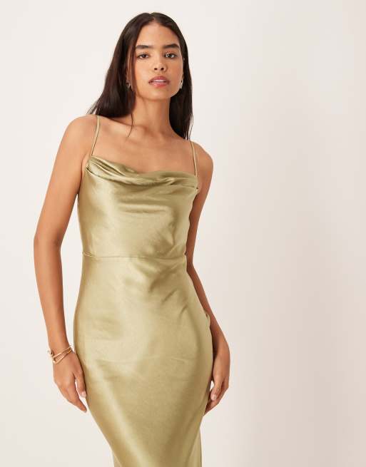 Pretty Lavish - Keisha - L'invitée - Robe longue en satin avec col bénitier - Vert olive, 2 de 4