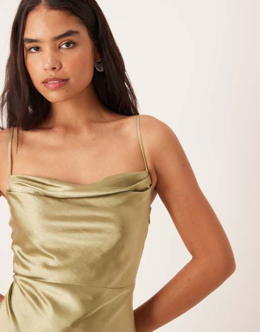Pretty Lavish - Keisha - L'invitée - Robe longue en satin avec col bénitier - Vert olive, 3 de 4