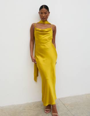Pretty Lavish - Keisha - Maxikleid in Ockergelb mit Schaldesign