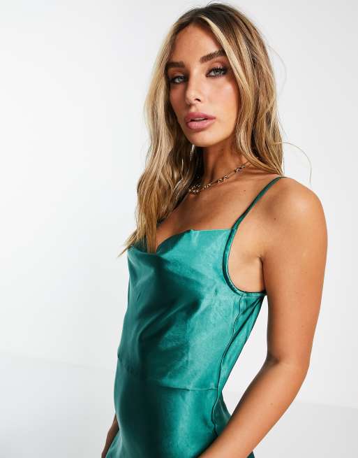 Pretty Lavish – Keisha – Smaragdgrön maxiklänning i satin med draperad ringning, 3 av 4