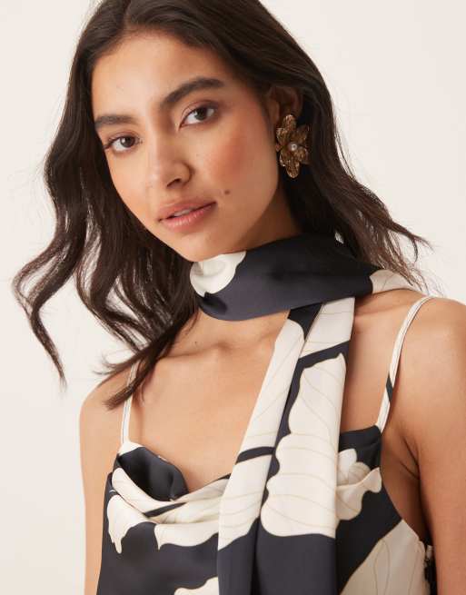 Pretty Lavish – Keisha – Svartvit, storblommig maxiklänning med scarf, 2 av 4