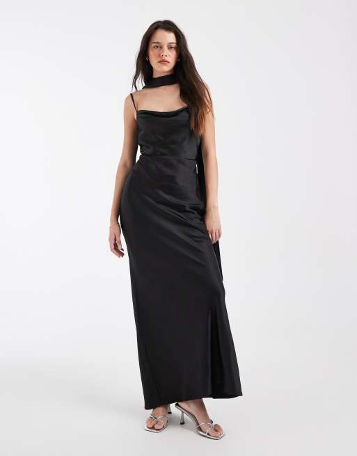 Pretty Lavish - Keisha - Vestito lungo da damigella in raso nero con scollo ad anello e sciarpa, 2 di 4