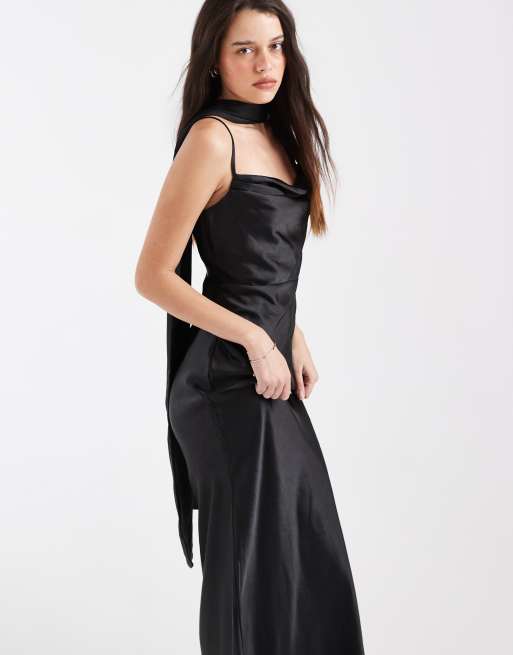 Pretty Lavish - Keisha - Vestito lungo da damigella in raso nero con scollo ad anello e sciarpa, 4 di 4