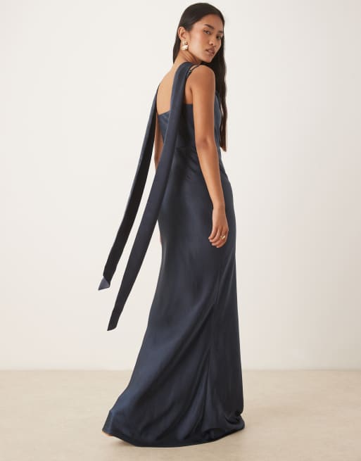 Pretty Lavish - Keisha - Vestito lungo in raso blu navy con scollo ad anello e sciarpa, 2 di 4