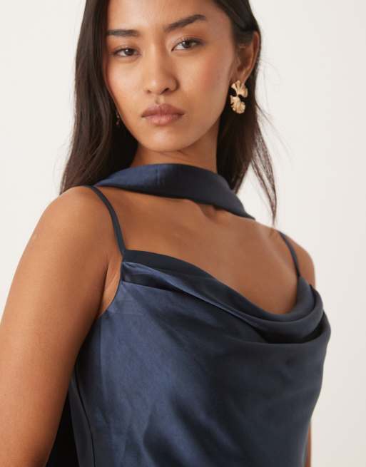 Pretty Lavish - Keisha - Vestito lungo in raso blu navy con scollo ad anello e sciarpa, 3 di 4