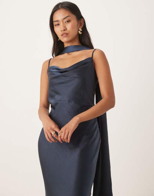 Pretty Lavish - Keisha - Vestito lungo in raso blu navy con scollo ad anello e sciarpa, 4 di 4