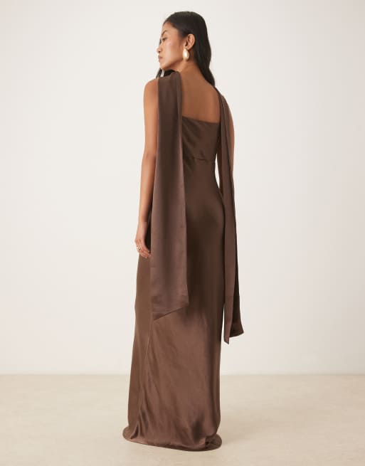 Pretty Lavish - Keisha - Vestito lungo in raso marrone cioccolato con scollo ad anello e sciarpa, 2 di 4