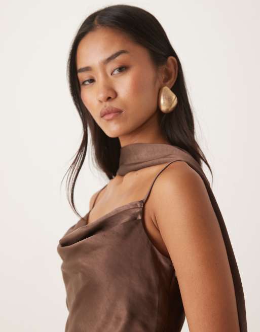 Pretty Lavish - Keisha - Vestito lungo in raso marrone cioccolato con scollo ad anello e sciarpa, 3 di 4