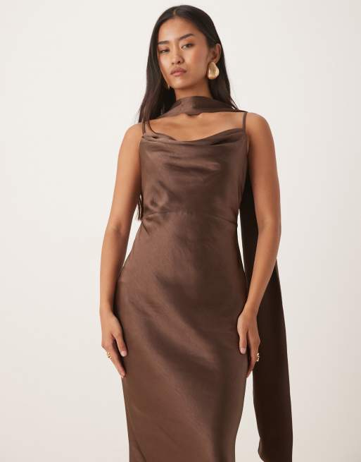 Pretty Lavish - Keisha - Vestito lungo in raso marrone cioccolato con scollo ad anello e sciarpa, 4 di 4
