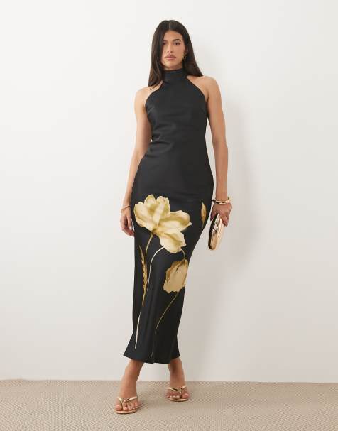 Pretty Lavish – Kiara – Svart och guldfärgad, blommig maxiklänning i satin med halterneck och öppen rygg - view 1