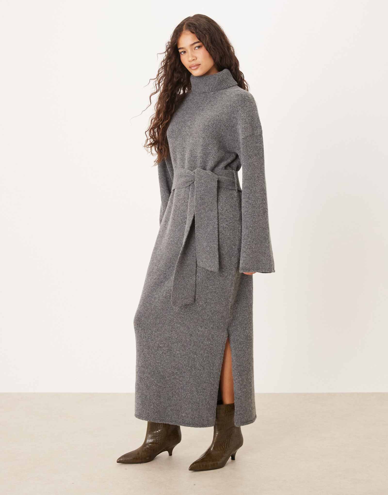 Красивое роскошное трикотажное платье миди темно-серого цвета