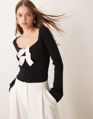 knitted bow detail top in mono-Black