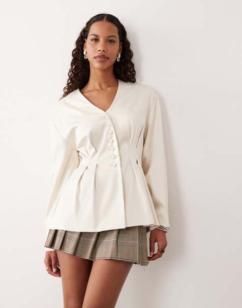 Pretty Lavish – Kragenlose Satinjacke in Creme mit betonter Taille - view 1