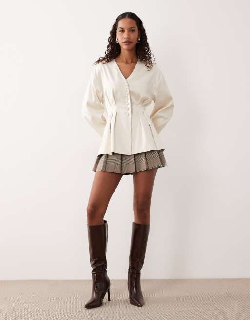 Pretty Lavish – Kragenlose Satinjacke in Creme mit betonter Taille, 2 von 4