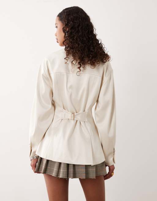 Pretty Lavish – Kragenlose Satinjacke in Creme mit betonter Taille, 4 von 4