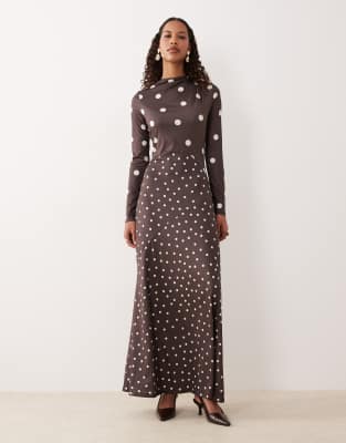 Pretty Lavish - Langärmliges, figurbetontes Maxikleid in Braun mit geteiltem Polka-Dot-Muster-Brown