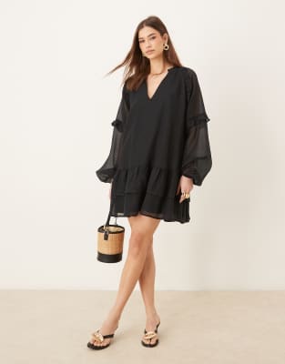 Pretty Lavish - Langärmliges Minikleid in Schwarz mit Rüschen