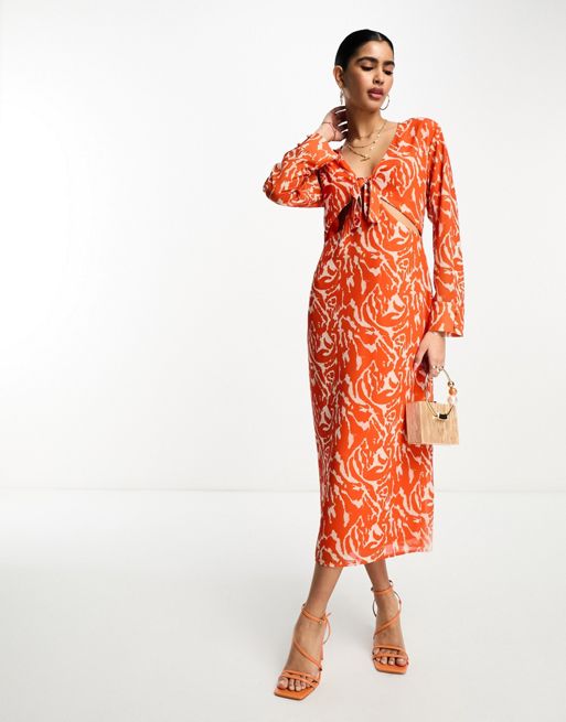 Pretty Lavish - Langærmet midaxi-kjole med bindebånd i orange zebraprint