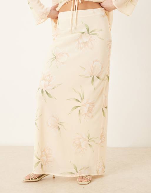 Pretty Lavish - Maxi rok van getextureerd chiffon in crème met bloemenprint, deel van co-ord set, 2 van 5