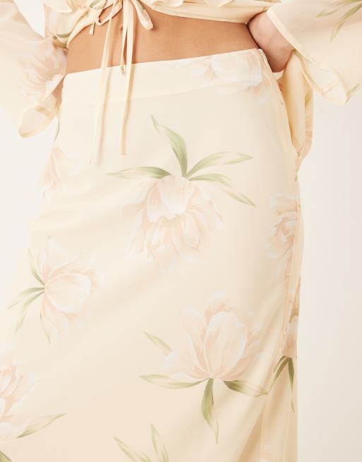 Pretty Lavish - Maxi rok van getextureerd chiffon in crème met bloemenprint, deel van co-ord set, 5 van 5