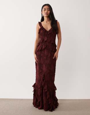 Pretty Lavish - Maxi-Trägerkleid in Mahagonirot mit Ausbrennermuster und Rüschendetail-Brown