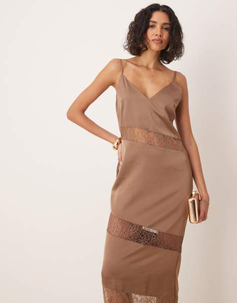 Pretty Lavish – Maxi-Trägerkleid in Mokka mit Spitzeneinsätzen - view 1