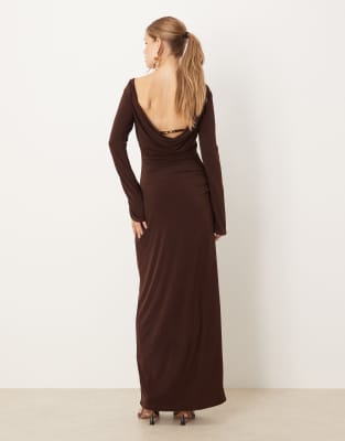 Pretty Lavish - Maxikleid aus Jersey in Braun mit Wasserfallausschnitt hinten-Brown