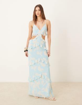 Pretty Lavish - Maxikleid in Blau mit übergroßem Blumenmuster, Zierausschnitt und Rüschen