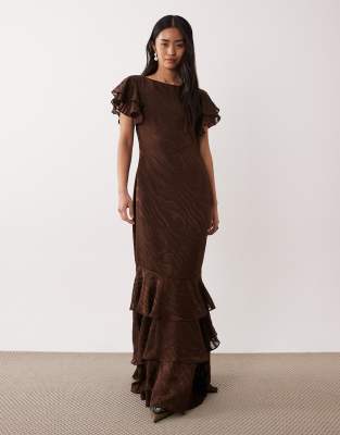 Pretty Lavish - Maxikleid in Braun mit Ausbrennermuster und Rüschenärmeln-Brown