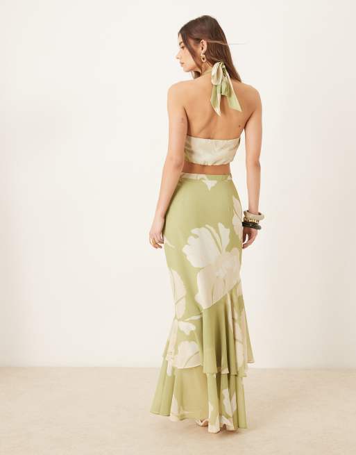 Pretty Lavish – Maxikleid in Olivgrün mit Rüschen, überdimensionalem Blumenmuster und Zierausschnitt, 3 von 4