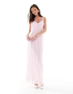 Pretty Lavish - Maxikleid in Pfingstrosenrosa mit Herzausschnitt und Rüschen