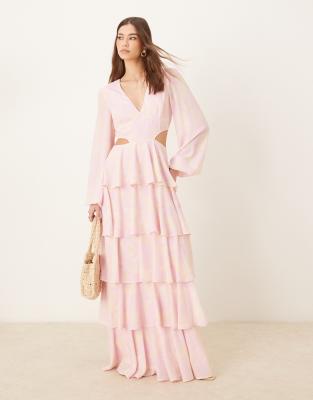 Pretty Lavish - Maxikleid in Rosa mit Blumenmuster, Zierausschnitt und Rüschen-Bunt