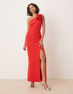 Pretty Lavish - Maxikleid in Rot mit One-Shoulder-Träger und Ansteckblumendetail