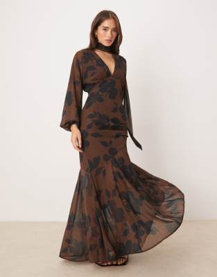 Pretty Lavish - Maxikleid in Schokobraun mit abstraktem Muster, Schaldetail und Fledermausärmeln