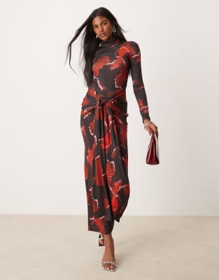 Pretty Lavish - Maxikleid mit abstraktem Print in Rot, Taillenbindung und Rollkragen