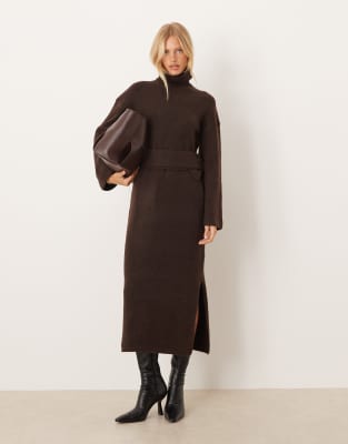 Pretty Lavish - Midaxi-Kleid aus Strick in Schokobraun mit Taillenband, Rollkragen und Schlitz-Brown