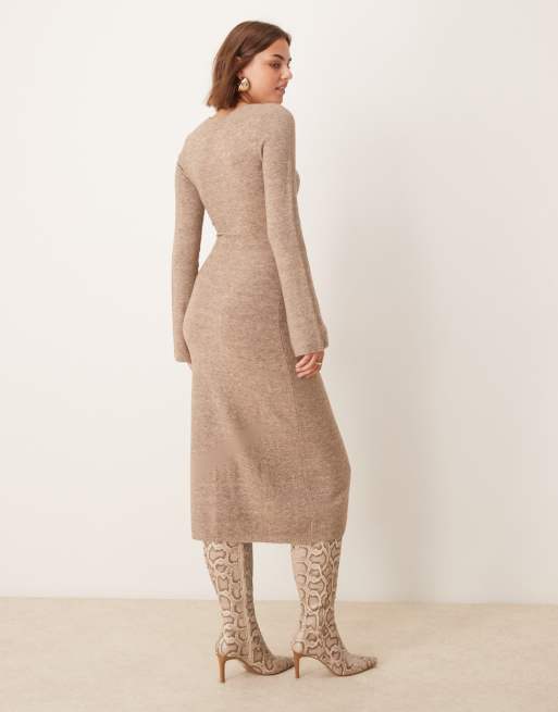 Pretty Lavish – Midaxi-Kleid aus Strickgewebe in sanftem Braun mit U-Ausschnitt, 3 von 4