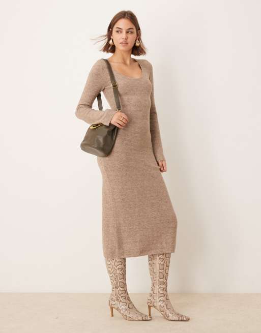 Pretty Lavish – Midaxi-Kleid aus Strickgewebe in sanftem Braun mit U-Ausschnitt, 4 von 4