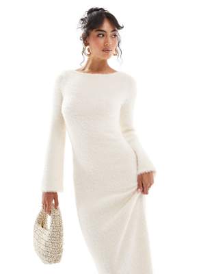 Thumbnail - Pretty Lavish - Midaxikleid aus flauschigem Strick in Creme mit Knopf-Weiß