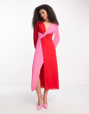 Pretty Lavish - Midaxikleid in kontrastierendem Rosa und Rot mit Zierknoten vorne