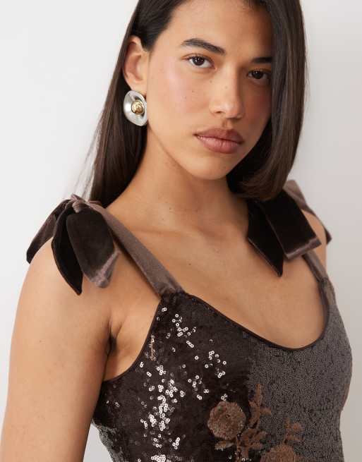 Pretty Lavish Midikleid mit Pailletten, Samt, Bindeband-Detail und U-Ausschnitt in Schokobraun, 3 von 4