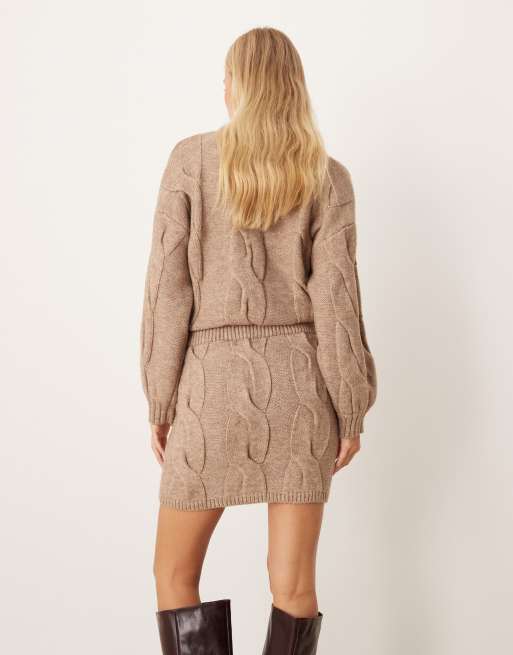 Pretty Lavish – Mini-Strickrock in Taupe mit Zopfmuster, Kombiteil, 3 von 5