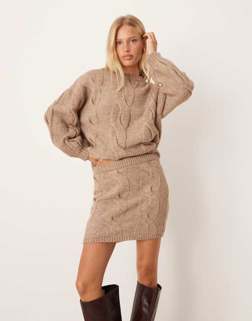 Pretty Lavish – Mini-Strickrock in Taupe mit Zopfmuster, Kombiteil, 4 von 5