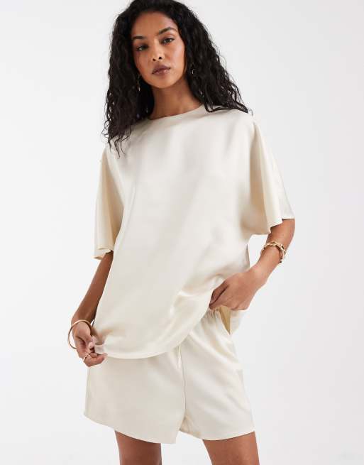 Pretty Lavish - Mix and Match - Coordinato con T-shirt oversize e pantaloni a fondo ampio in raso color ostrica