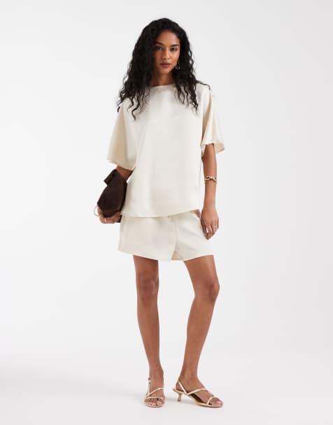 Pretty Lavish – Mix and Match – Oversize-T-Shirt aus Satin in Auster, Kombiteil - view 1