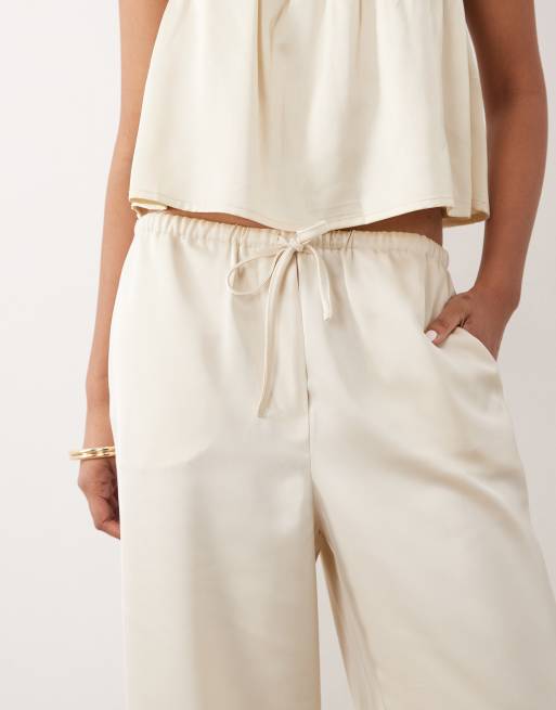 Pretty Lavish – Mix and Match – Satinhose in Austernweiß mit weitem Bein, Kombiteil, 4 von 5