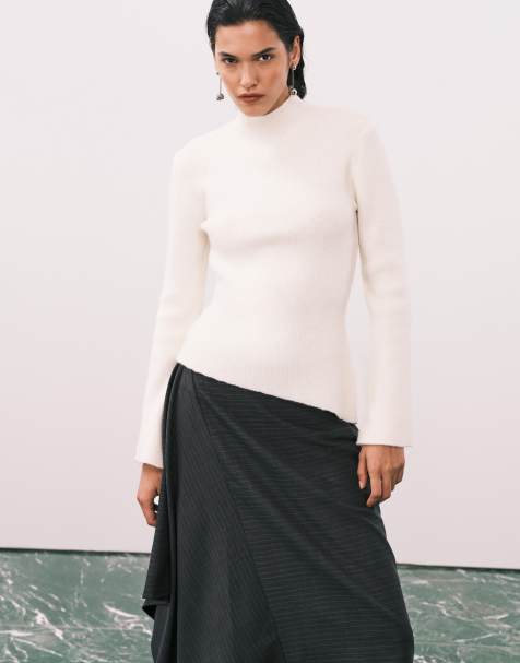 Pretty Lavish – Oberteil aus geripptem Strick in Creme mit Rollkragen und asymmetrischem Saum - view 1